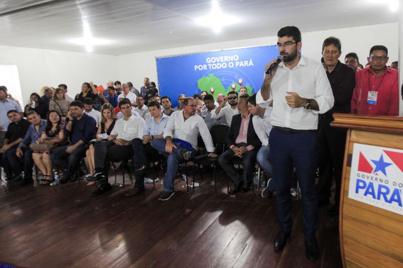 O município de Breves, na região do Marajó, sediou, na manhã desta quinta-feira (8), o Ato de Instação da terceira edição do programa Governo Por Todo o Pará. A cerimônia ocorreu no auditório do Centro de Educação Profissional (Cedep) e contou com a presença do governador Helder Barbalho e de seu vice, Lúcio Vale; do prefeito de Breves, Antônio Augusto; secretários estaduais, deputados estaduais, vereadores, prefeitos, vices-prefeitos e lideranças comunitárias de diversas cidades do arquipélago. Na ocasião, o chefe do Executivo estadual anunciou uma série de medidas que irão beneficiar a população marajoara. <div class='credito_fotos'>Foto: Maycon Nunes / Ag. Pará   |   <a href='/midias/2019/originais/5266_assinaturas_dentro_maycon035.jpg' download><i class='fa-solid fa-download'></i> Download</a></div>