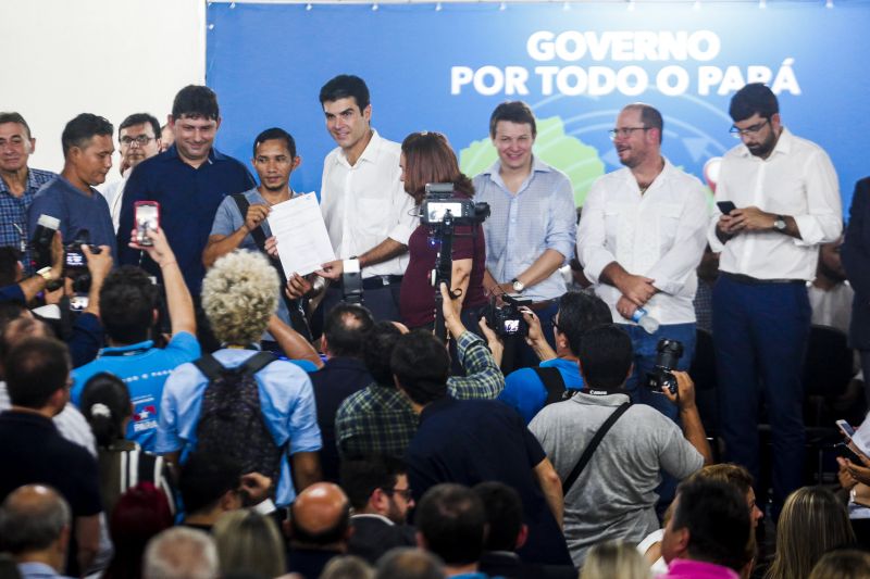 O município de Breves, na região do Marajó, sediou, na manhã desta quinta-feira (8), o Ato de Instação da terceira edição do programa Governo Por Todo o Pará. A cerimônia ocorreu no auditório do Centro de Educação Profissional (Cedep) e contou com a presença do governador Helder Barbalho e de seu vice, Lúcio Vale; do prefeito de Breves, Antônio Augusto; secretários estaduais, deputados estaduais, vereadores, prefeitos, vices-prefeitos e lideranças comunitárias de diversas cidades do arquipélago. Na ocasião, o chefe do Executivo estadual anunciou uma série de medidas que irão beneficiar a população marajoara. <div class='credito_fotos'>Foto: MARCOS SANTOS   |   <a href='/midias/2019/originais/5266_marcos_santos_auditorio055_1.jpg' download><i class='fa-solid fa-download'></i> Download</a></div>