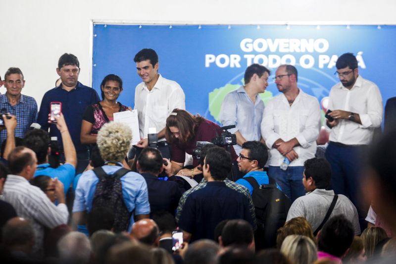 O município de Breves, na região do Marajó, sediou, na manhã desta quinta-feira (8), o Ato de Instação da terceira edição do programa Governo Por Todo o Pará. A cerimônia ocorreu no auditório do Centro de Educação Profissional (Cedep) e contou com a presença do governador Helder Barbalho e de seu vice, Lúcio Vale; do prefeito de Breves, Antônio Augusto; secretários estaduais, deputados estaduais, vereadores, prefeitos, vices-prefeitos e lideranças comunitárias de diversas cidades do arquipélago. Na ocasião, o chefe do Executivo estadual anunciou uma série de medidas que irão beneficiar a população marajoara. <div class='credito_fotos'>Foto: MARCOS SANTOS   |   <a href='/midias/2019/originais/5266_marcos_santos_auditorio057_1.jpg' download><i class='fa-solid fa-download'></i> Download</a></div>