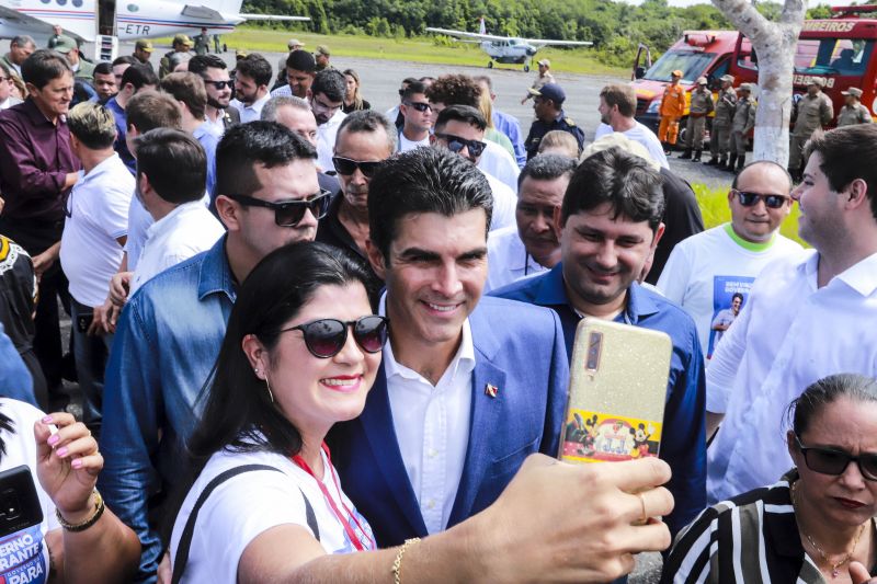 O município de Breves, na região do Marajó, sediou, na manhã desta quinta-feira (8), o Ato de Instação da terceira edição do programa Governo Por Todo o Pará. A cerimônia ocorreu no auditório do Centro de Educação Profissional (Cedep) e contou com a presença do governador Helder Barbalho e de seu vice, Lúcio Vale; do prefeito de Breves, Antônio Augusto; secretários estaduais, deputados estaduais, vereadores, prefeitos, vices-prefeitos e lideranças comunitárias de diversas cidades do arquipélago. Na ocasião, o chefe do Executivo estadual anunciou uma série de medidas que irão beneficiar a população marajoara. <div class='credito_fotos'>Foto: MARCOS SANTOS   |   <a href='/midias/2019/originais/5266_marcos_santos_chegada_028.jpg' download><i class='fa-solid fa-download'></i> Download</a></div>