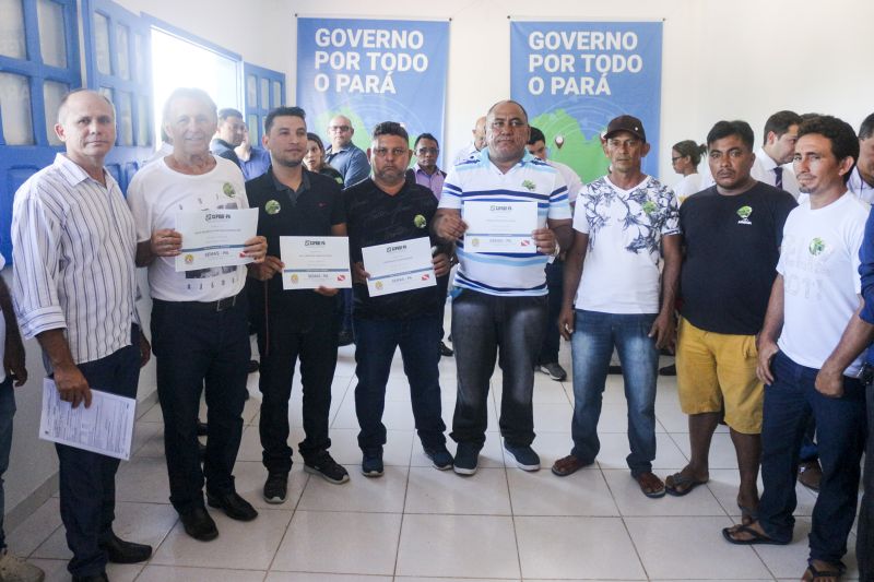 Uma das primeiras ações dentro do programa “Governo por todo o Pará” na sede municipal de Breves, no Arquipélago do Marajó, foi o reconhecimento pelo Estado das ações de preservação da natureza nos municípios marajoaras. Na programação desta quinta-feira (8), São Sebastião da Boa Vista recebeu o título de “Município Verde”. A Secretaria de Estado de Meio Ambiente e Sustentabilidade (Semas), por meio do Programa Municípios Verdes, concedeu o título ao município depois das ações da Prefeitura local que atingiram as sete metas do programa, financiado pelo Fundo Amazônia. Entre os objetivos está o combate ao desmatamento.
na foto: Nene Benedito Furtado Rodrigues <div class='credito_fotos'>Foto: ASCOM SEMAS   |   <a href='/midias/2019/originais/5268_ambiente2.jpg' download><i class='fa-solid fa-download'></i> Download</a></div>