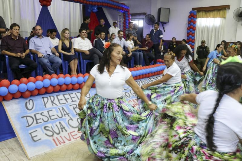 O governador Helder Barbalho assinou nesta quinta-feira (8), no município de Portel, no Arquipélago do Marajó, os decretos de criação dos Projetos Estaduais de Assentamentos Agroextrativistas (Peax) Alto Camapari e Jacarepuru, e firmou parceria com a prefeitura local para a realização de obras de pavimentação asfáltica. “Há muitos anos, a regularização fundiária se faz necessária, porque a cidade tem a agricultura como uma das suas principais atividades econômicas. Precisamos que ela avance, para que haja o desenvolvimento agrícola, que não acontecia por falta desta documentação. Isso dificultada, inclusive, o acesso das comunidades aos créditos bancários”, explicou Manoel Oliveira dos Santos, prefeito de Portel. <div class='credito_fotos'>Foto: JADER PAES / AG. PARÁ   |   <a href='/midias/2019/originais/5270_agroextrat_02.jpg' download><i class='fa-solid fa-download'></i> Download</a></div>