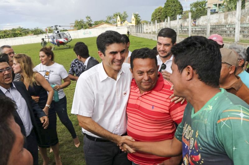 O governador Helder Barbalho assinou nesta quinta-feira (8), no município de Portel, no Arquipélago do Marajó, os decretos de criação dos Projetos Estaduais de Assentamentos Agroextrativistas (Peax) Alto Camapari e Jacarepuru, e firmou parceria com a prefeitura local para a realização de obras de pavimentação asfáltica. “Há muitos anos, a regularização fundiária se faz necessária, porque a cidade tem a agricultura como uma das suas principais atividades econômicas. Precisamos que ela avance, para que haja o desenvolvimento agrícola, que não acontecia por falta desta documentação. Isso dificultada, inclusive, o acesso das comunidades aos créditos bancários”, explicou Manoel Oliveira dos Santos, prefeito de Portel. <div class='credito_fotos'>Foto: JADER PAES / AG. PARÁ   |   <a href='/midias/2019/originais/5270_agroextrat_05.jpg' download><i class='fa-solid fa-download'></i> Download</a></div>