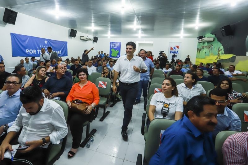 Ao som do Hino Nacional foi aberta a sessão especial da Assembleia Legislativa do Estado (Alepa), no município de Breves, nesta quinta-feira (8), no primeiro dia do Programa Governo Por Todo o Pará no Arquipélago do Marajó. Em seguida, o público no auditório do Centro de Educação Profissional (Cedep) fez um minuto de silêncio em homenagem ao ex-deputado estadual Haroldo Martins, falecido na última terça-feira (06). <div class='credito_fotos'>Foto: Maycon Nunes / Ag. Pará   |   <a href='/midias/2019/originais/5271_06.jpg' download><i class='fa-solid fa-download'></i> Download</a></div>