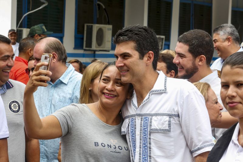 A escola Miguel Bitar, no centro de Breves, amanheceu diferente nesta sexta-feira (09). É que as aulas escolares deram lugar para ação de cidadania, promovida pelo Governo do Estado, através da Fundação ParáPaz. O evento que contou com a presença do Governador do Estado, Helder Barbalho, da primeira-dama, Daniela Barbalho, do prefeito do município, Antônio da Silva, reuniu diferentes órgãos do Estado e instituições parceiras que prestam serviços à população para um dia dedicado para o atendimento ao público. A expectativa é que até o final da programação, por volta das 17h, cerca de 4 mil pessoas sejam atendidas. <div class='credito_fotos'>Foto: Marco Santos / Ag. Pará   |   <a href='/midias/2019/originais/5275__s011979.jpg' download><i class='fa-solid fa-download'></i> Download</a></div>