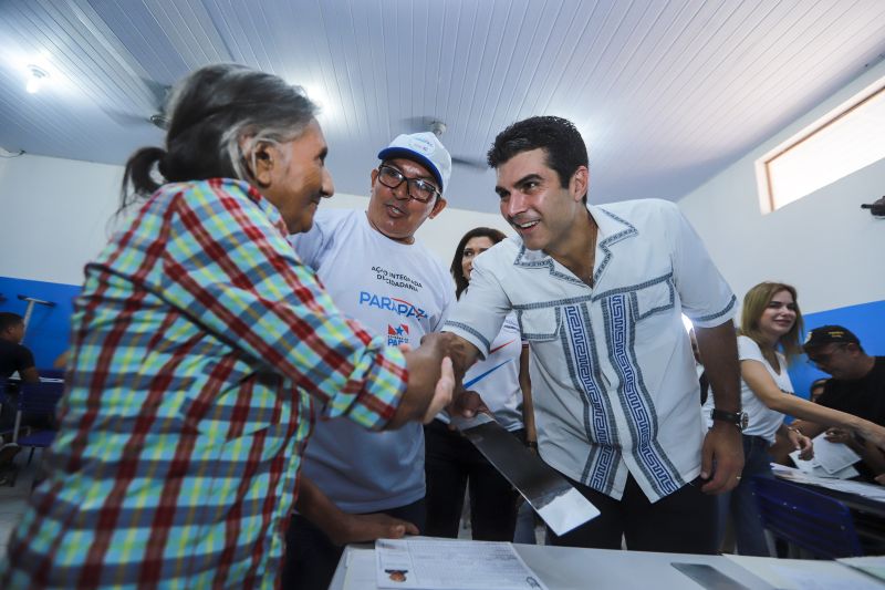 A escola Miguel Bitar, no centro de Breves, amanheceu diferente nesta sexta-feira (09). É que as aulas escolares deram lugar para ação de cidadania, promovida pelo Governo do Estado, através da Fundação ParáPaz. O evento que contou com a presença do Governador do Estado, Helder Barbalho, da primeira-dama, Daniela Barbalho, do prefeito do município, Antônio da Silva, reuniu diferentes órgãos do Estado e instituições parceiras que prestam serviços à população para um dia dedicado para o atendimento ao público. A expectativa é que até o final da programação, por volta das 17h, cerca de 4 mil pessoas sejam atendidas. <div class='credito_fotos'>Foto: Marco Santos / Ag. Pará   |   <a href='/midias/2019/originais/5275_img_1959.jpg' download><i class='fa-solid fa-download'></i> Download</a></div>