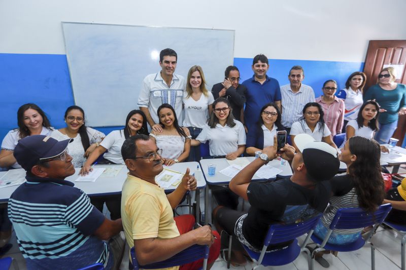 A escola Miguel Bitar, no centro de Breves, amanheceu diferente nesta sexta-feira (09). É que as aulas escolares deram lugar para ação de cidadania, promovida pelo Governo do Estado, através da Fundação ParáPaz. O evento que contou com a presença do Governador do Estado, Helder Barbalho, da primeira-dama, Daniela Barbalho, do prefeito do município, Antônio da Silva, reuniu diferentes órgãos do Estado e instituições parceiras que prestam serviços à população para um dia dedicado para o atendimento ao público. A expectativa é que até o final da programação, por volta das 17h, cerca de 4 mil pessoas sejam atendidas. <div class='credito_fotos'>Foto: Marco Santos / Ag. Pará   |   <a href='/midias/2019/originais/5275_img_2002.jpg' download><i class='fa-solid fa-download'></i> Download</a></div>