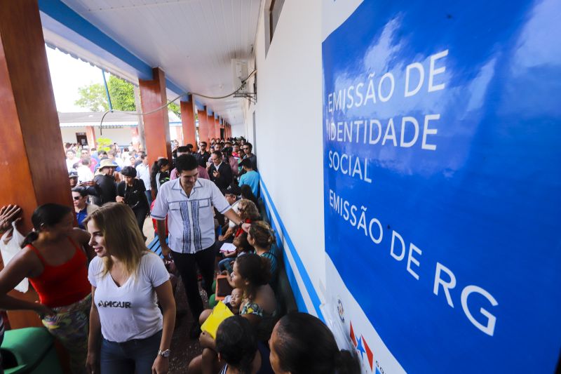 A escola Miguel Bitar, no centro de Breves, amanheceu diferente nesta sexta-feira (09). É que as aulas escolares deram lugar para ação de cidadania, promovida pelo Governo do Estado, através da Fundação ParáPaz. O evento que contou com a presença do Governador do Estado, Helder Barbalho, da primeira-dama, Daniela Barbalho, do prefeito do município, Antônio da Silva, reuniu diferentes órgãos do Estado e instituições parceiras que prestam serviços à população para um dia dedicado para o atendimento ao público. A expectativa é que até o final da programação, por volta das 17h, cerca de 4 mil pessoas sejam atendidas. <div class='credito_fotos'>Foto: Marco Santos / Ag. Pará   |   <a href='/midias/2019/originais/5275_img_2021.jpg' download><i class='fa-solid fa-download'></i> Download</a></div>