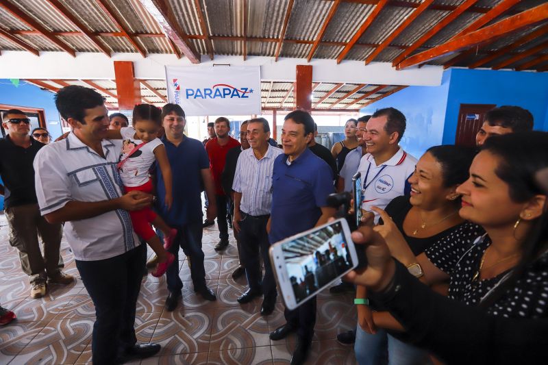 A escola Miguel Bitar, no centro de Breves, amanheceu diferente nesta sexta-feira (09). É que as aulas escolares deram lugar para ação de cidadania, promovida pelo Governo do Estado, através da Fundação ParáPaz. O evento que contou com a presença do Governador do Estado, Helder Barbalho, da primeira-dama, Daniela Barbalho, do prefeito do município, Antônio da Silva, reuniu diferentes órgãos do Estado e instituições parceiras que prestam serviços à população para um dia dedicado para o atendimento ao público. A expectativa é que até o final da programação, por volta das 17h, cerca de 4 mil pessoas sejam atendidas. <div class='credito_fotos'>Foto: Marco Santos / Ag. Pará   |   <a href='/midias/2019/originais/5275_img_2130.jpg' download><i class='fa-solid fa-download'></i> Download</a></div>