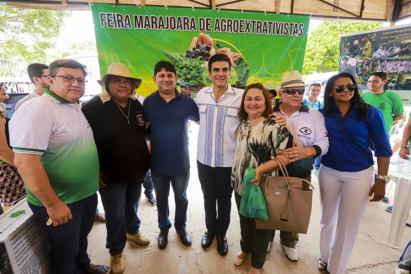 A escola Miguel Bitar, no centro de Breves, amanheceu diferente nesta sexta-feira (09). É que as aulas escolares deram lugar para ação de cidadania, promovida pelo Governo do Estado, através da Fundação ParáPaz. O evento que contou com a presença do Governador do Estado, Helder Barbalho, da primeira-dama, Daniela Barbalho, do prefeito do município, Antônio da Silva, reuniu diferentes órgãos do Estado e instituições parceiras que prestam serviços à população para um dia dedicado para o atendimento ao público. A expectativa é que até o final da programação, por volta das 17h, cerca de 4 mil pessoas sejam atendidas. <div class='credito_fotos'>Foto: Marco Santos / Ag. Pará   |   <a href='/midias/2019/originais/5275_img_2269.jpg' download><i class='fa-solid fa-download'></i> Download</a></div>