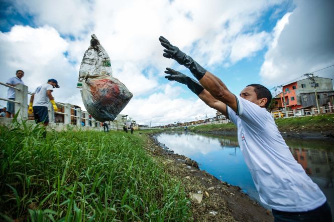 Um mutirão de limpeza e paisagismo foi realizado, nesta sexta-feira (26), no entorno do primeiro trecho do Projeto de Saneamento Integrado da Bacia do Tucunduba. No local será construída, em breve, uma Estação de Elevação da obra, onde foi feita a limpeza e arborização da área. 

FOTO: MAYCON NUNES / AGÊNCIA PARÁ
DATA: 26.04.2019
BELÉM - PARÁ <div class='credito_fotos'>Foto: Maycon Nunes / Ag. Pará   |   <a href='/midias/2019/originais/52968394-07b6-4be1-8a51-aa6eb9ed9b8f.jpg' download><i class='fa-solid fa-download'></i> Download</a></div>