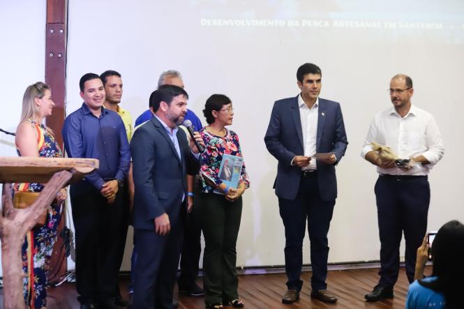 O governador Helder Barbalho participou, em Santarém, no oeste do Pará, do lançamento oficial do programa "Investe Turismo – Convergência e Sinergia para Mudar Destinos", promovido pelo Serviço de Apoio ao Micro e Pequeno Empreendedor (Sebrae) Pará. A cerimônia ocorreu, na tarde de quinta-feira (21), no restaurante Casa do Saulo, na praia de Pajuçara, ponto turístico da cidade.

FOTO: JADER PAES / AGÊNCIA PARÁ
DATA: 22.03.2019
SANTARÉM - PA <div class='credito_fotos'>Foto: JADER PAES / AGÊNCIA PA   |   <a href='/midias/2019/originais/52f0a75d-43c2-4266-92bd-f368512f8a29.jpg' download><i class='fa-solid fa-download'></i> Download</a></div>