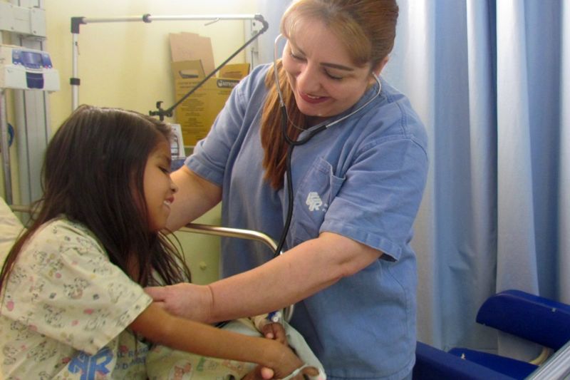 Pediatra Elizângela Uchoa <div class='credito_fotos'>Foto: Divulgação   |   <a href='/midias/2019/originais/5334_pediatraelizangelauchoa.jpg' download><i class='fa-solid fa-download'></i> Download</a></div>