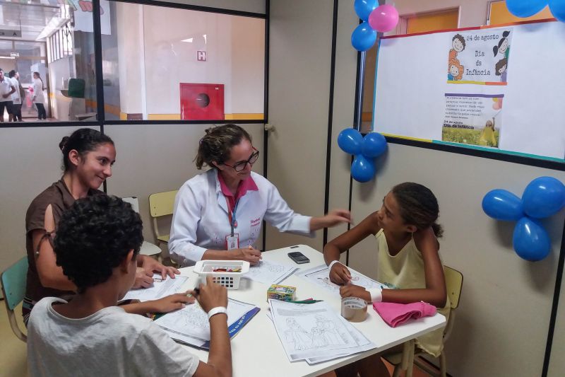 Hospital em Tailândia celebra dia da infância com oferta de serviços qualificados
Com um intenso fluxo de atendimento correspondente a sua importância na assistência de baixa média complexidade na mesorregião do nordeste paraense, o Hospital Geral de Tailândia (HGT) celebra o Dia da Infância, festejado neste sábado, 24, com mais 90% do índice de satisfação de seus usuários, que podem contar com o serviço de maternidade, que somente no primeiro semestre deste ano, efetivou 864 partos, entre normais e cesáreos. <div class='credito_fotos'>Foto: ASCOM / HGT   |   <a href='/midias/2019/originais/5341_diadainfancia.jpg' download><i class='fa-solid fa-download'></i> Download</a></div>