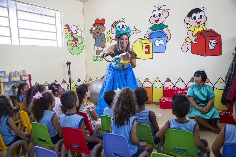 InauguraÃ§Ã£o da Brinquedoteca Prof.a Maria Edinir Alves Bezerra, na manhÃ£ desta sexta-feira, 23 de agosto, no Campus da Universidade do Estado do ParÃ¡ (Uepa) em SÃ£o Miguel do GuamÃ¡. A cerimÃ´nia de abertura teve em sua programaÃ§Ã£o a contaÃ§Ã£o de histÃ³rias do projeto ReciclÃ©ia e a participaÃ§Ã£o de crianÃ§as do Centro de EducaÃ§Ã£o Infantil Nossa Senhora de NazarÃ©.

 

FOTO: NAILANA THIELY

DATA: 23.08.19

SÃƒO MIGUEL DO GUAMÃ - PARÃ <div class='credito_fotos'>Foto: Nailana Thiely / Ascom Uepa   |   <a href='/midias/2019/originais/5342_23.08.19saomigueldoguamainauguracaobrinquedotecauepa-fotonailanathiely_29.jpg' download><i class='fa-solid fa-download'></i> Download</a></div>