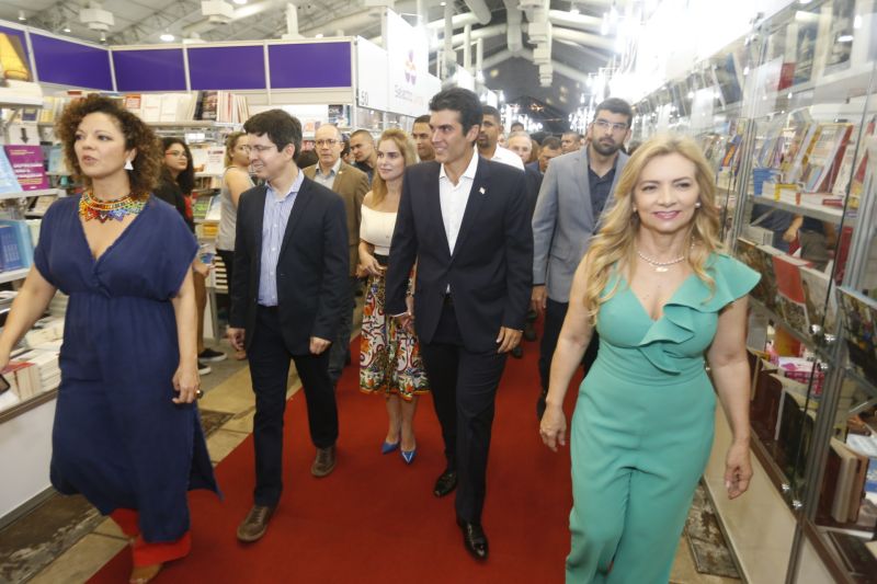 Abertura da Feira do Livro celebra a diversidade e a necessidade de união em prol da Amazônia <div class='credito_fotos'>Foto: Marcelo Seabra / Ag. Pará   |   <a href='/midias/2019/originais/5344_20190824201203__mg_1076.jpg' download><i class='fa-solid fa-download'></i> Download</a></div>