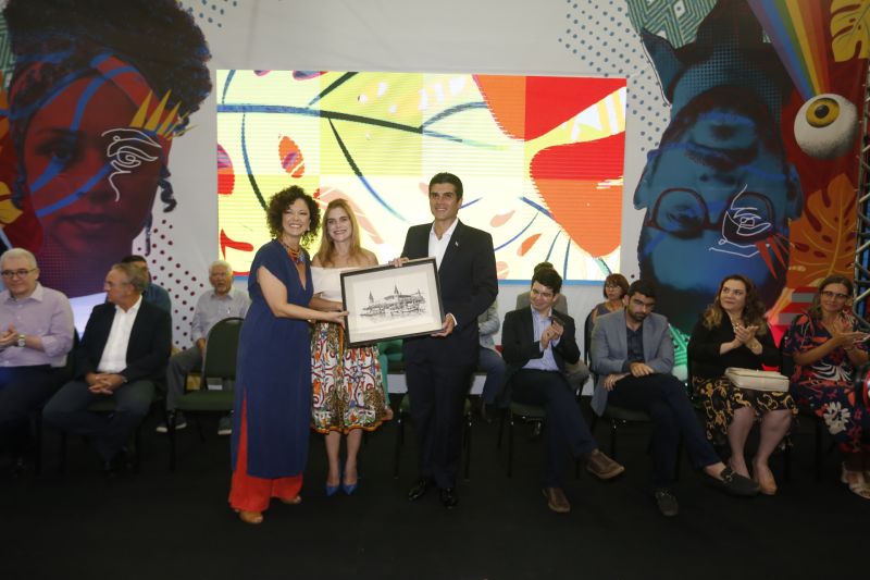 Abertura da Feira do Livro celebra a diversidade e a necessidade de união em prol da Amazônia <div class='credito_fotos'>Foto: Marcelo Seabra / Ag. Pará   |   <a href='/midias/2019/originais/5344_20190824202319__mg_1121.jpg' download><i class='fa-solid fa-download'></i> Download</a></div>