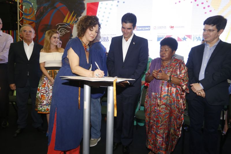 Abertura da Feira do Livro celebra a diversidade e a necessidade de união em prol da Amazônia <div class='credito_fotos'>Foto: Marcelo Seabra / Ag. Pará   |   <a href='/midias/2019/originais/5344_20190824202901__mg_1169.jpg' download><i class='fa-solid fa-download'></i> Download</a></div>