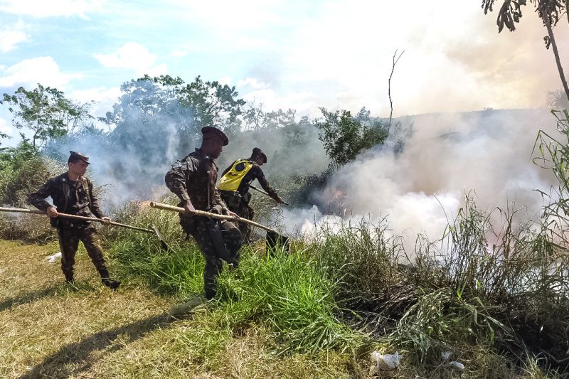 O 9º Grupamento de Bombeiros Militar (9º GBM), sediado em Altamira (PA), ministrou uma "Capacitação em Prevenção e Combate a Incêndio Florestal" a militares do 51º Batalhão de Infantaria de Selva (51º BIS). O treinamento ocorreu neste domingo. 

FOTO: DIVULGAÇÃO / ASCOM EXÉRCITO <div class='credito_fotos'>Foto: Divulgação   |   <a href='/midias/2019/originais/5345_img-20190825-wa0302-2.jpg' download><i class='fa-solid fa-download'></i> Download</a></div>