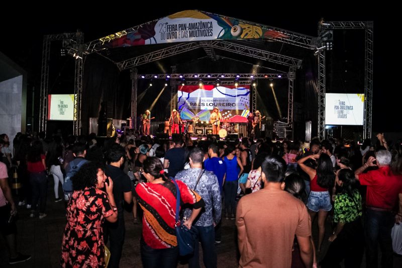 No primeiro encontro literário da 23ª Feira Pan-Amazônica do Livro e das Multivozes, realizado neste domingo (25) no Hangar - Centro de Convenções, os homenageados do evento, João de Jesus Paes Loureiro e Zélia Amador, dividiram suas experiências em um bate-papo descontraído com o público. <div class='credito_fotos'>Foto: Bruno Cecim / Ag.Pará   |   <a href='/midias/2019/originais/5346_photoeditor_20190825_234152386-1868x1245.jpg' download><i class='fa-solid fa-download'></i> Download</a></div>