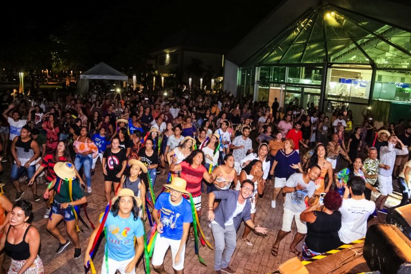 No primeiro encontro literário da 23ª Feira Pan-Amazônica do Livro e das Multivozes, realizado neste domingo (25) no Hangar - Centro de Convenções, os homenageados do evento, João de Jesus Paes Loureiro e Zélia Amador, dividiram suas experiências em um bate-papo descontraído com o público. <div class='credito_fotos'>Foto: Bruno Cecim / Ag.Pará   |   <a href='/midias/2019/originais/5346_photoeditor_20190825_235138317-1868x1245.jpg' download><i class='fa-solid fa-download'></i> Download</a></div>