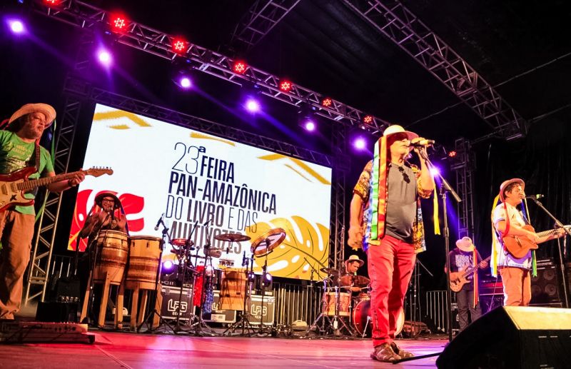 No primeiro encontro literário da 23ª Feira Pan-Amazônica do Livro e das Multivozes, realizado neste domingo (25) no Hangar - Centro de Convenções, os homenageados do evento, João de Jesus Paes Loureiro e Zélia Amador, dividiram suas experiências em um bate-papo descontraído com o público. <div class='credito_fotos'>Foto: Bruno Cecim / Ag.Pará   |   <a href='/midias/2019/originais/5346_photoeditor_20190826_000557663-1245x805.jpg' download><i class='fa-solid fa-download'></i> Download</a></div>