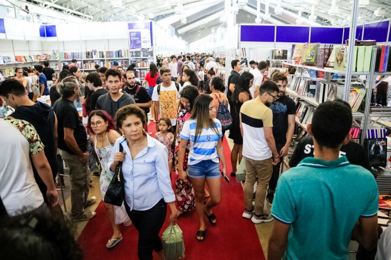 No primeiro encontro literário da 23ª Feira Pan-Amazônica do Livro e das Multivozes, realizado neste domingo (25) no Hangar - Centro de Convenções, os homenageados do evento, João de Jesus Paes Loureiro e Zélia Amador, dividiram suas experiências em um bate-papo descontraído com o público. <div class='credito_fotos'>Foto: Bruno Cecim / Ag.Pará   |   <a href='/midias/2019/originais/5346_photoeditor_20190826_001905665-1868x1245.jpg' download><i class='fa-solid fa-download'></i> Download</a></div>