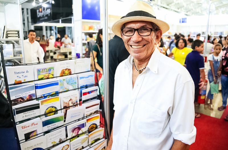 No primeiro encontro literário da 23ª Feira Pan-Amazônica do Livro e das Multivozes, realizado neste domingo (25) no Hangar - Centro de Convenções, os homenageados do evento, João de Jesus Paes Loureiro e Zélia Amador, dividiram suas experiências em um bate-papo descontraído com o público. <div class='credito_fotos'>Foto: Bruno Cecim / Ag.Pará   |   <a href='/midias/2019/originais/5346_photoeditor_20190826_002649169-1245x823.jpg' download><i class='fa-solid fa-download'></i> Download</a></div>