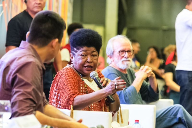 No primeiro encontro literário da 23ª Feira Pan-Amazônica do Livro e das Multivozes, realizado neste domingo (25) no Hangar - Centro de Convenções, os homenageados do evento, João de Jesus Paes Loureiro e Zélia Amador, dividiram suas experiências em um bate-papo descontraído com o público. <div class='credito_fotos'>Foto: Bruno Cecim / Ag.Pará   |   <a href='/midias/2019/originais/5346_photoeditor_20190826_003453719-1868x1245.jpg' download><i class='fa-solid fa-download'></i> Download</a></div>