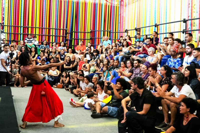 No primeiro encontro literário da 23ª Feira Pan-Amazônica do Livro e das Multivozes, realizado neste domingo (25) no Hangar - Centro de Convenções, os homenageados do evento, João de Jesus Paes Loureiro e Zélia Amador, dividiram suas experiências em um bate-papo descontraído com o público. <div class='credito_fotos'>Foto: Bruno Cecim / Ag.Pará   |   <a href='/midias/2019/originais/5346_photoeditor_20190826_003831856-1868x1245.jpg' download><i class='fa-solid fa-download'></i> Download</a></div>