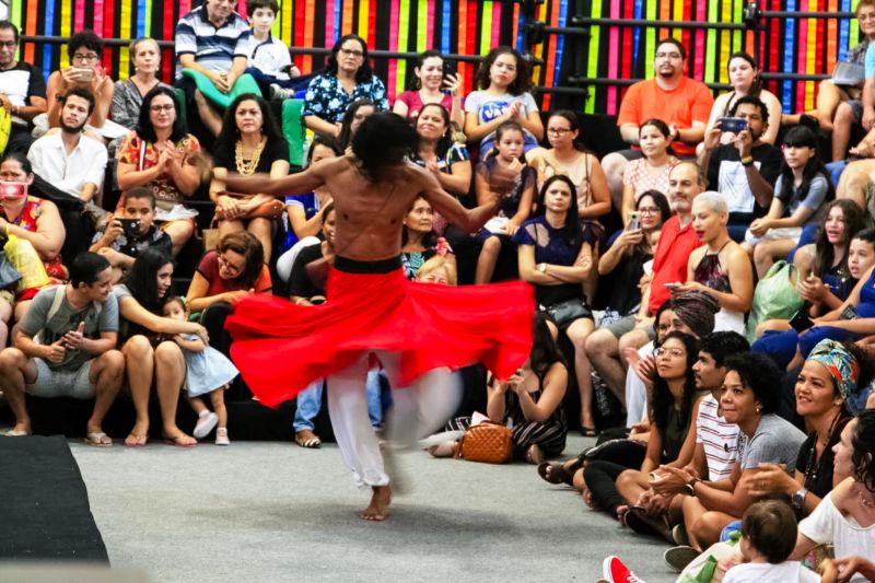 No primeiro encontro literário da 23ª Feira Pan-Amazônica do Livro e das Multivozes, realizado neste domingo (25) no Hangar - Centro de Convenções, os homenageados do evento, João de Jesus Paes Loureiro e Zélia Amador, dividiram suas experiências em um bate-papo descontraído com o público. <div class='credito_fotos'>Foto: Bruno Cecim / Ag.Pará   |   <a href='/midias/2019/originais/5346_photoeditor_20190826_004454918-1868x1245.jpg' download><i class='fa-solid fa-download'></i> Download</a></div>