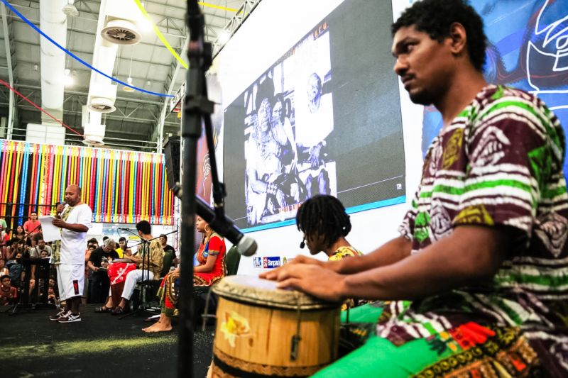 No primeiro encontro literário da 23ª Feira Pan-Amazônica do Livro e das Multivozes, realizado neste domingo (25) no Hangar - Centro de Convenções, os homenageados do evento, João de Jesus Paes Loureiro e Zélia Amador, dividiram suas experiências em um bate-papo descontraído com o público. <div class='credito_fotos'>Foto: Bruno Cecim / Ag.Pará   |   <a href='/midias/2019/originais/5346_photoeditor_20190826_010638670-1868x1245.jpg' download><i class='fa-solid fa-download'></i> Download</a></div>