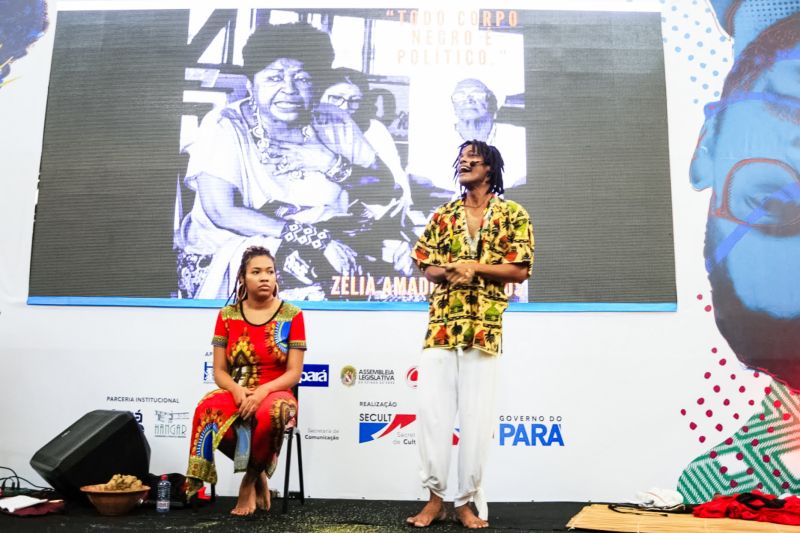 No primeiro encontro literário da 23ª Feira Pan-Amazônica do Livro e das Multivozes, realizado neste domingo (25) no Hangar - Centro de Convenções, os homenageados do evento, João de Jesus Paes Loureiro e Zélia Amador, dividiram suas experiências em um bate-papo descontraído com o público. <div class='credito_fotos'>Foto: Bruno Cecim / Ag.Pará   |   <a href='/midias/2019/originais/5346_photoeditor_20190826_011627204-1868x1245.jpg' download><i class='fa-solid fa-download'></i> Download</a></div>