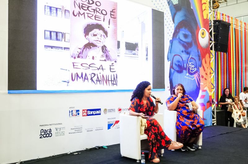 No primeiro encontro literário da 23ª Feira Pan-Amazônica do Livro e das Multivozes, realizado neste domingo (25) no Hangar - Centro de Convenções, os homenageados do evento, João de Jesus Paes Loureiro e Zélia Amador, dividiram suas experiências em um bate-papo descontraído com o público. <div class='credito_fotos'>Foto: Bruno Cecim / Ag.Pará   |   <a href='/midias/2019/originais/5346_photoeditor_20190826_012841084-1245x821.jpg' download><i class='fa-solid fa-download'></i> Download</a></div>