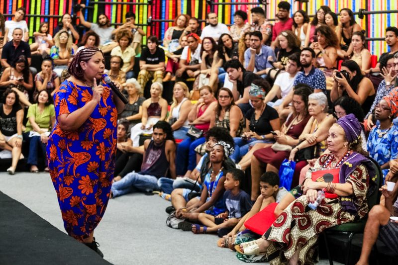 No primeiro encontro literário da 23ª Feira Pan-Amazônica do Livro e das Multivozes, realizado neste domingo (25) no Hangar - Centro de Convenções, os homenageados do evento, João de Jesus Paes Loureiro e Zélia Amador, dividiram suas experiências em um bate-papo descontraído com o público. <div class='credito_fotos'>Foto: Bruno Cecim / Ag.Pará   |   <a href='/midias/2019/originais/5346_photoeditor_20190826_014806964-1868x1245.jpg' download><i class='fa-solid fa-download'></i> Download</a></div>