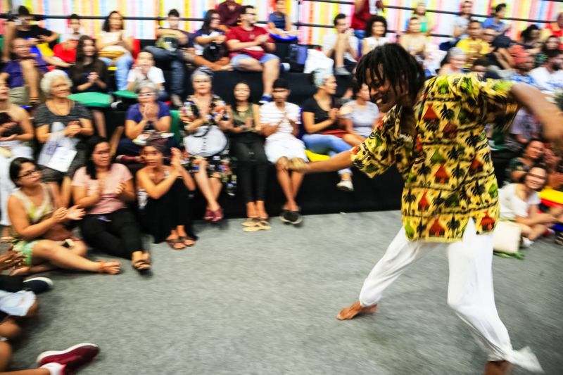 No primeiro encontro literário da 23ª Feira Pan-Amazônica do Livro e das Multivozes, realizado neste domingo (25) no Hangar - Centro de Convenções, os homenageados do evento, João de Jesus Paes Loureiro e Zélia Amador, dividiram suas experiências em um bate-papo descontraído com o público. <div class='credito_fotos'>Foto: Bruno Cecim / Ag.Pará   |   <a href='/midias/2019/originais/5346_photoeditor_20190826_022940490-1868x1245.jpg' download><i class='fa-solid fa-download'></i> Download</a></div>