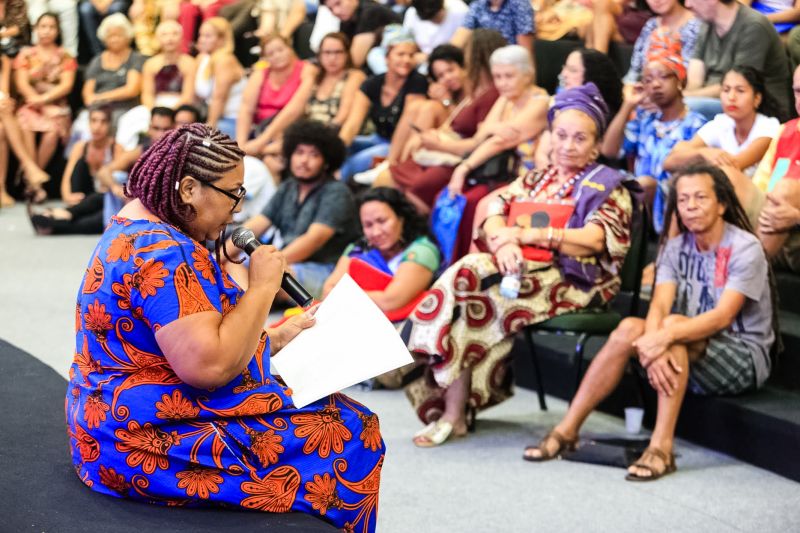 No primeiro encontro literário da 23ª Feira Pan-Amazônica do Livro e das Multivozes, realizado neste domingo (25) no Hangar - Centro de Convenções, os homenageados do evento, João de Jesus Paes Loureiro e Zélia Amador, dividiram suas experiências em um bate-papo descontraído com o público. <div class='credito_fotos'>Foto: Bruno Cecim / Ag.Pará   |   <a href='/midias/2019/originais/5346_photoeditor_20190826_025804258-1868x1245.jpg' download><i class='fa-solid fa-download'></i> Download</a></div>