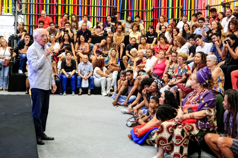 No primeiro encontro literário da 23ª Feira Pan-Amazônica do Livro e das Multivozes, realizado neste domingo (25) no Hangar - Centro de Convenções, os homenageados do evento, João de Jesus Paes Loureiro e Zélia Amador, dividiram suas experiências em um bate-papo descontraído com o público. <div class='credito_fotos'>Foto: Bruno Cecim / Ag.Pará   |   <a href='/midias/2019/originais/5346_photoeditor_20190826_031004446-1868x1245.jpg' download><i class='fa-solid fa-download'></i> Download</a></div>