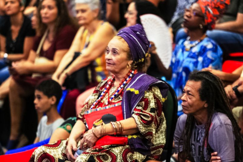 No primeiro encontro literário da 23ª Feira Pan-Amazônica do Livro e das Multivozes, realizado neste domingo (25) no Hangar - Centro de Convenções, os homenageados do evento, João de Jesus Paes Loureiro e Zélia Amador, dividiram suas experiências em um bate-papo descontraído com o público. <div class='credito_fotos'>Foto: Bruno Cecim / Ag.Pará   |   <a href='/midias/2019/originais/5346_photoeditor_20190826_095147554-1926x1284.jpg' download><i class='fa-solid fa-download'></i> Download</a></div>