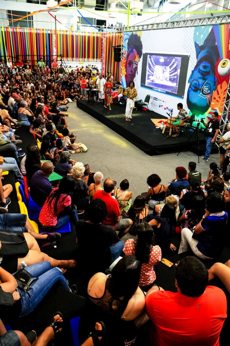 No primeiro encontro literário da 23ª Feira Pan-Amazônica do Livro e das Multivozes, realizado neste domingo (25) no Hangar - Centro de Convenções, os homenageados do evento, João de Jesus Paes Loureiro e Zélia Amador, dividiram suas experiências em um bate-papo descontraído com o público. <div class='credito_fotos'>Foto: Bruno Cecim / Ag.Pará   |   <a href='/midias/2019/originais/5346_photoeditor_20190826_100031563-1926x2889.jpg' download><i class='fa-solid fa-download'></i> Download</a></div>