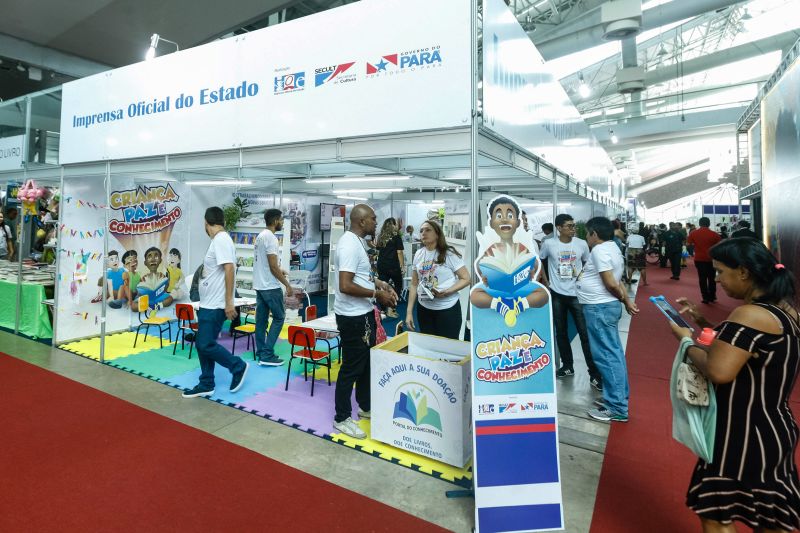 Quem visita a 23ª Feira Pan-Amazônica do Livro e das Multivozes, que segue até o dia 1° de setembro, no Hangar Centro de Convenções, pode – além de conferir as novidades do mercado editorial brasileiro e participar de inúmeras programações culturais e educativas – conhecer projetos e serviços oferecidos pelo governo do Estado. Vários órgãos do Executivo estadual têm estandes montados na Feira, que ocupa uma área de cerca de quatro mil metros quadrados e funciona das 10h às 21h, diariamente, com entrada gratuita.  <div class='credito_fotos'>Foto: Alex Ribeiro / Ag. Pará   |   <a href='/midias/2019/originais/5347_feiradolivro-alexribeiro-agpara255.jpg' download><i class='fa-solid fa-download'></i> Download</a></div>