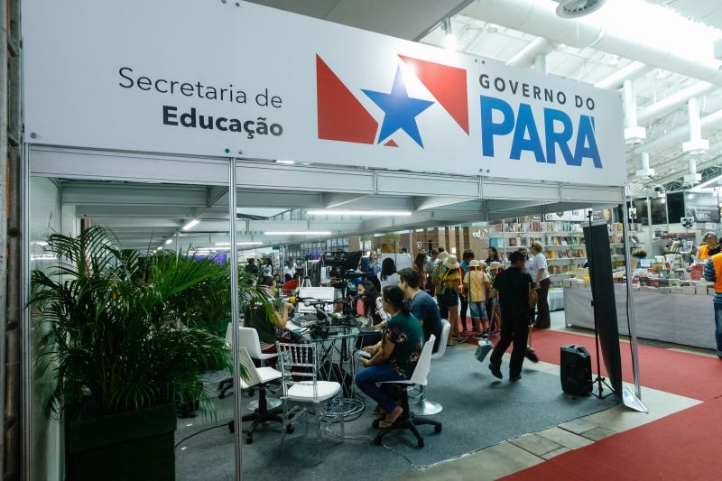 Quem visita a 23ª Feira Pan-Amazônica do Livro e das Multivozes, que segue até o dia 1° de setembro, no Hangar Centro de Convenções, pode – além de conferir as novidades do mercado editorial brasileiro e participar de inúmeras programações culturais e educativas – conhecer projetos e serviços oferecidos pelo governo do Estado. Vários órgãos do Executivo estadual têm estandes montados na Feira, que ocupa uma área de cerca de quatro mil metros quadrados e funciona das 10h às 21h, diariamente, com entrada gratuita.  <div class='credito_fotos'>Foto: Alex Ribeiro / Ag. Pará   |   <a href='/midias/2019/originais/5347_feiradolivro-alexribeiro-agpara256.jpg' download><i class='fa-solid fa-download'></i> Download</a></div>