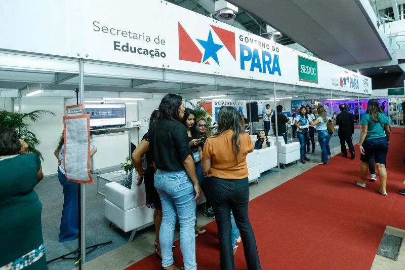 Quem visita a 23ª Feira Pan-Amazônica do Livro e das Multivozes, que segue até o dia 1° de setembro, no Hangar Centro de Convenções, pode – além de conferir as novidades do mercado editorial brasileiro e participar de inúmeras programações culturais e educativas – conhecer projetos e serviços oferecidos pelo governo do Estado. Vários órgãos do Executivo estadual têm estandes montados na Feira, que ocupa uma área de cerca de quatro mil metros quadrados e funciona das 10h às 21h, diariamente, com entrada gratuita.  <div class='credito_fotos'>Foto: Alex Ribeiro / Ag. Pará   |   <a href='/midias/2019/originais/5347_feiradolivro-alexribeiro-agpara262.jpg' download><i class='fa-solid fa-download'></i> Download</a></div>