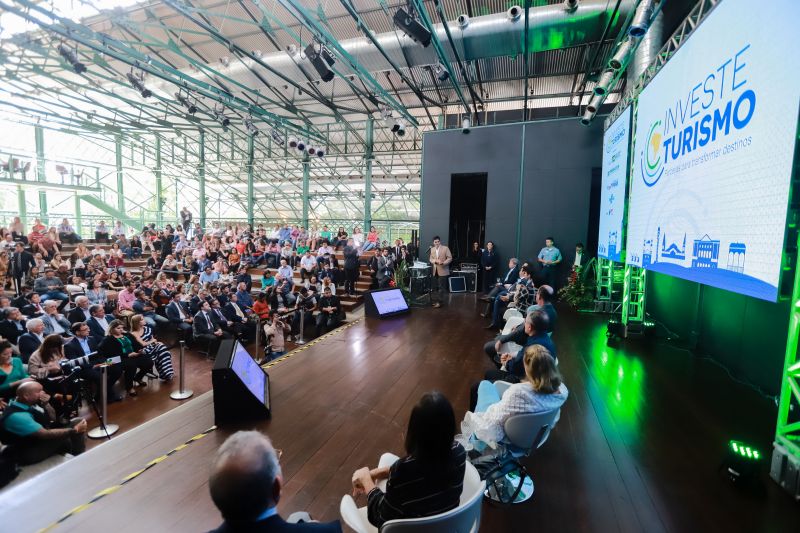 O Pará é um dos estados contemplados pelo “Investe Turismo”, um programa desenvolvido pelo Ministério do Turismo em Parceria com o Sebrae e a Embratur, lançado no Estado nesta segunda (26), durante um Seminário de apresentação do programa, no teatro Estação Gasômetro, em Belém. O evento contou com a presença do governador Helder Barbalho, do ministro do Turismo Marcelo Álvaro Antônio, da ministra da Mulher, da Família e dos Direitos Humanos, Damares Alves e demais autoridades. <div class='credito_fotos'>Foto: Marco Santos / Ag. Pará   |   <a href='/midias/2019/originais/5348_investeturismo20190826_marcosantos_0050.jpg' download><i class='fa-solid fa-download'></i> Download</a></div>