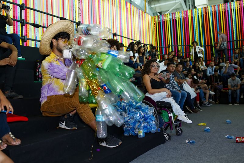 O primeiro dia do Papo Cabeça da 23ª Feira Pan-Amazônica do Livro e das Multivozes, que ocorrerá até o próximo dia 1º de setembro, inovou e trouxe para a arena multivozes, montada no Hangar, o diálogo com jovens sobre “Arte e Sustentabilidade”, por meio de debates e performances com artistas e educadores que deram vida a Drags Queen, para inter-relacionar  diversidade de gênero e meio-ambiente. <div class='credito_fotos'>Foto: Paulo Favacho   |   <a href='/midias/2019/originais/5349_feiradolivro-10h30-papocabeca-cred.paulofavacho26.0814.jpg' download><i class='fa-solid fa-download'></i> Download</a></div>