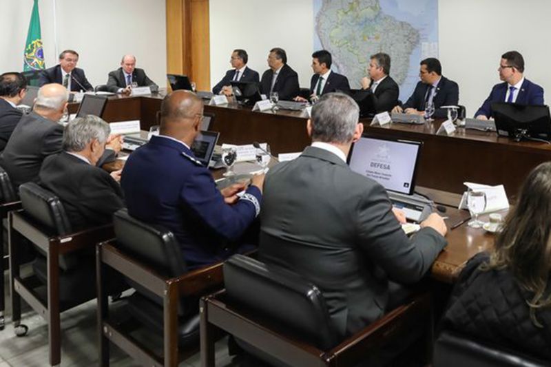 O presidente Jair Bolsonaro se reÃºne com os nove governadores dos estados que compÃµem a AmazÃ´nia Legal <div class='credito_fotos'>Foto: Marcos corrêa / PR-Brasília   |   <a href='/midias/2019/originais/5355_27082019-1m3a9234-editar_48629888358_o_0.jpg' download><i class='fa-solid fa-download'></i> Download</a></div>