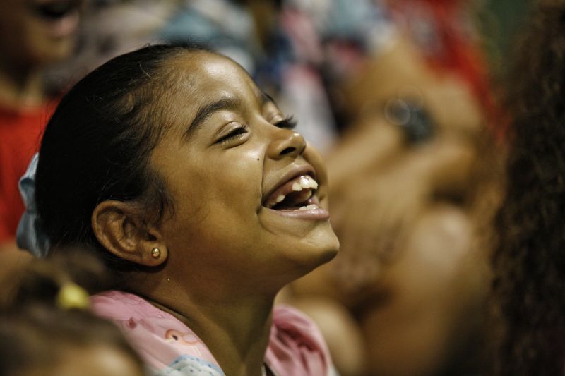 Um dos públicos mais constantes na 23ª Feira Pan-Amazônica do Livro e das Multivozes, que segue até o próximo domingo (1°), no Hangar Centro de Convenções, é o de estudantes da rede pública e privada de ensino. Organizados em caravanas ou deslocados por transporte público mesmo, muitos saem até de outros municípios para prestigiar a programação da Feira, que envolve, além da exposição e comercialização de livros, palestras, rodas de conversa, apresentações teatrais e de dança, entre outras. <div class='credito_fotos'>Foto: Maycon Nunes / Ag. Pará   |   <a href='/midias/2019/originais/5369__94j37271-01.jpg' download><i class='fa-solid fa-download'></i> Download</a></div>