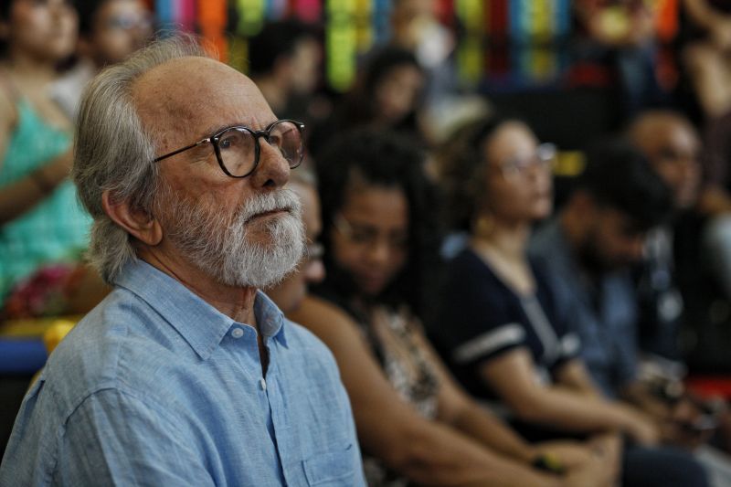 Um dos públicos mais constantes na 23ª Feira Pan-Amazônica do Livro e das Multivozes, que segue até o próximo domingo (1°), no Hangar Centro de Convenções, é o de estudantes da rede pública e privada de ensino. Organizados em caravanas ou deslocados por transporte público mesmo, muitos saem até de outros municípios para prestigiar a programação da Feira, que envolve, além da exposição e comercialização de livros, palestras, rodas de conversa, apresentações teatrais e de dança, entre outras. <div class='credito_fotos'>Foto: Maycon Nunes / Ag. Pará   |   <a href='/midias/2019/originais/5369__94j3915-01.jpg' download><i class='fa-solid fa-download'></i> Download</a></div>