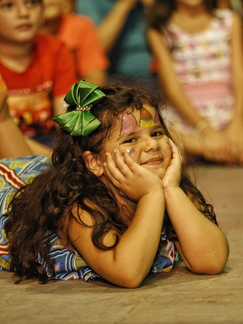 Um dos públicos mais constantes na 23ª Feira Pan-Amazônica do Livro e das Multivozes, que segue até o próximo domingo (1°), no Hangar Centro de Convenções, é o de estudantes da rede pública e privada de ensino. Organizados em caravanas ou deslocados por transporte público mesmo, muitos saem até de outros municípios para prestigiar a programação da Feira, que envolve, além da exposição e comercialização de livros, palestras, rodas de conversa, apresentações teatrais e de dança, entre outras. <div class='credito_fotos'>Foto: Maycon Nunes / Ag. Pará   |   <a href='/midias/2019/originais/5369__94j40351-01.jpg' download><i class='fa-solid fa-download'></i> Download</a></div>