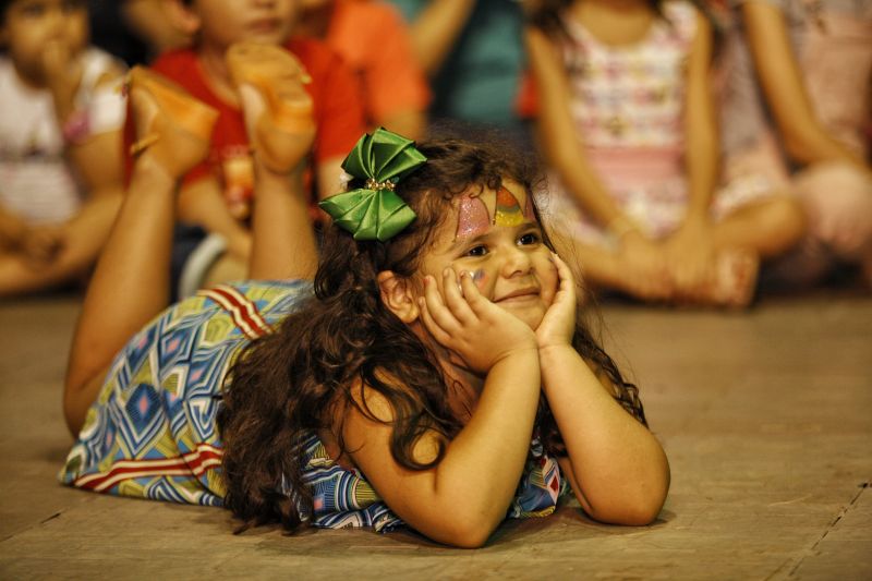 Um dos públicos mais constantes na 23ª Feira Pan-Amazônica do Livro e das Multivozes, que segue até o próximo domingo (1°), no Hangar Centro de Convenções, é o de estudantes da rede pública e privada de ensino. Organizados em caravanas ou deslocados por transporte público mesmo, muitos saem até de outros municípios para prestigiar a programação da Feira, que envolve, além da exposição e comercialização de livros, palestras, rodas de conversa, apresentações teatrais e de dança, entre outras. <div class='credito_fotos'>Foto: Maycon Nunes / Ag. Pará   |   <a href='/midias/2019/originais/5369__94j4037-01.jpg' download><i class='fa-solid fa-download'></i> Download</a></div>